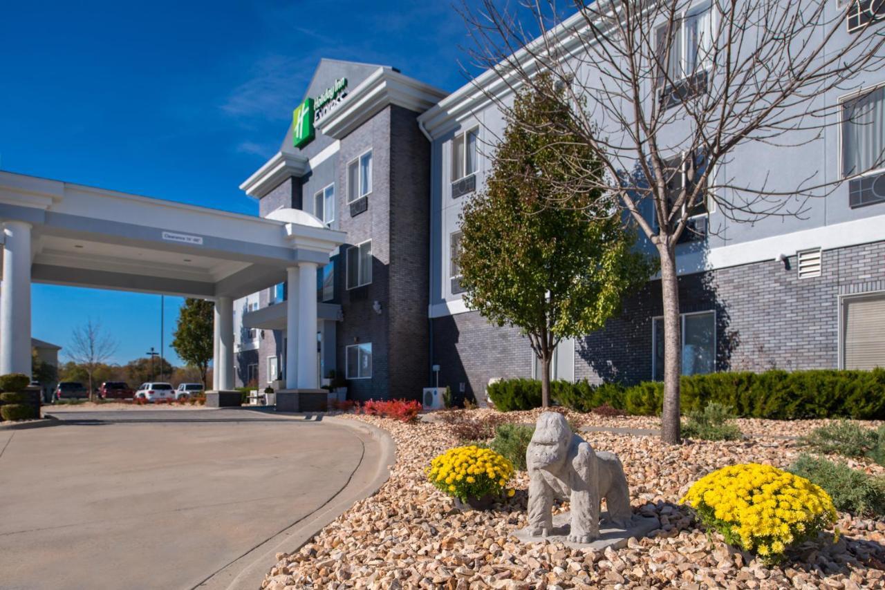 Holiday Inn Express & Suites Pittsburg By Ihg Bagian luar foto