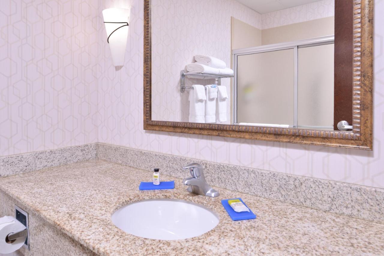 Holiday Inn Express & Suites Pittsburg By Ihg Bagian luar foto