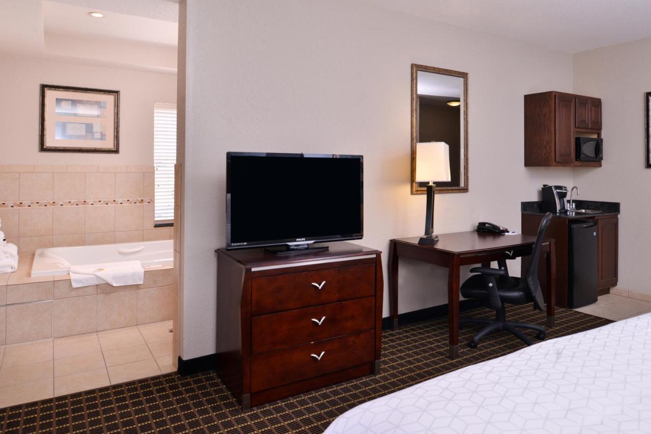 Holiday Inn Express & Suites Pittsburg By Ihg Bagian luar foto