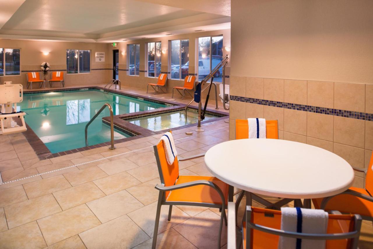 Holiday Inn Express & Suites Pittsburg By Ihg Bagian luar foto