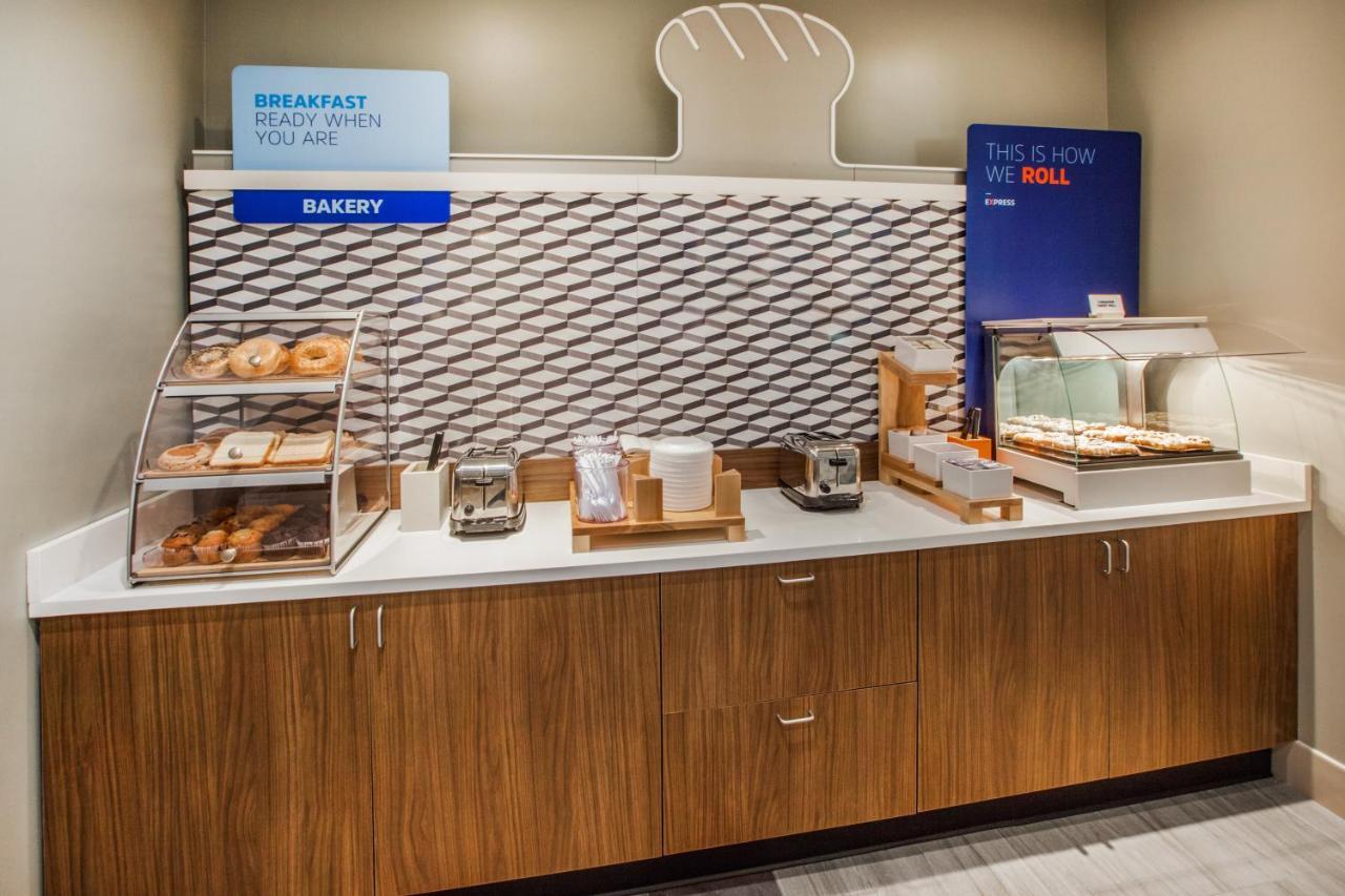 Holiday Inn Express & Suites Pittsburg By Ihg Bagian luar foto