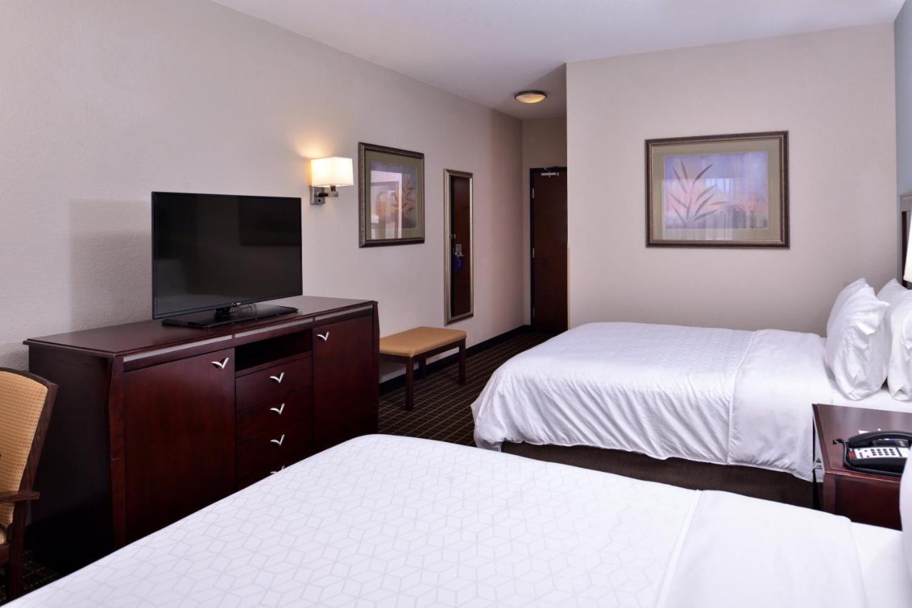 Holiday Inn Express & Suites Pittsburg By Ihg Bagian luar foto